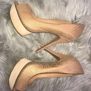 🔥🔥Aldo Patterned Gold platform heels🔥🔥